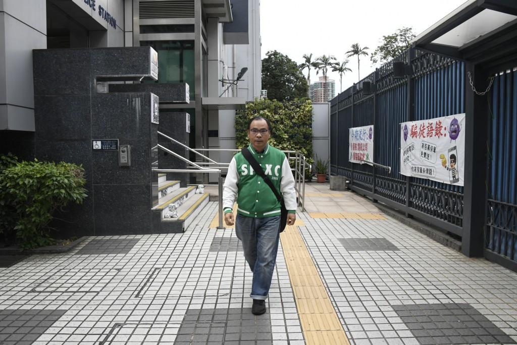 下午3時許廖成利離開警署。楊偉亨攝 下午3時許廖成利離開警署。楊偉亨攝