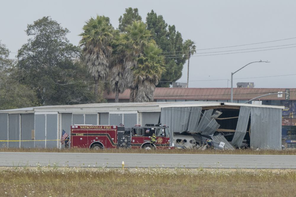 另一架飛機墜毀時衝入機場的機庫。AP