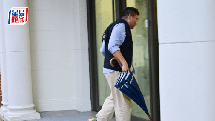 有警員進入聖保羅男女中學，跟進事件。陳極彰攝