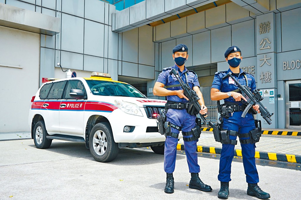 機場特警組主管孔逸娜總督察(右)和黃新強督察,已為回歸慶典保安工作作出充分準備。