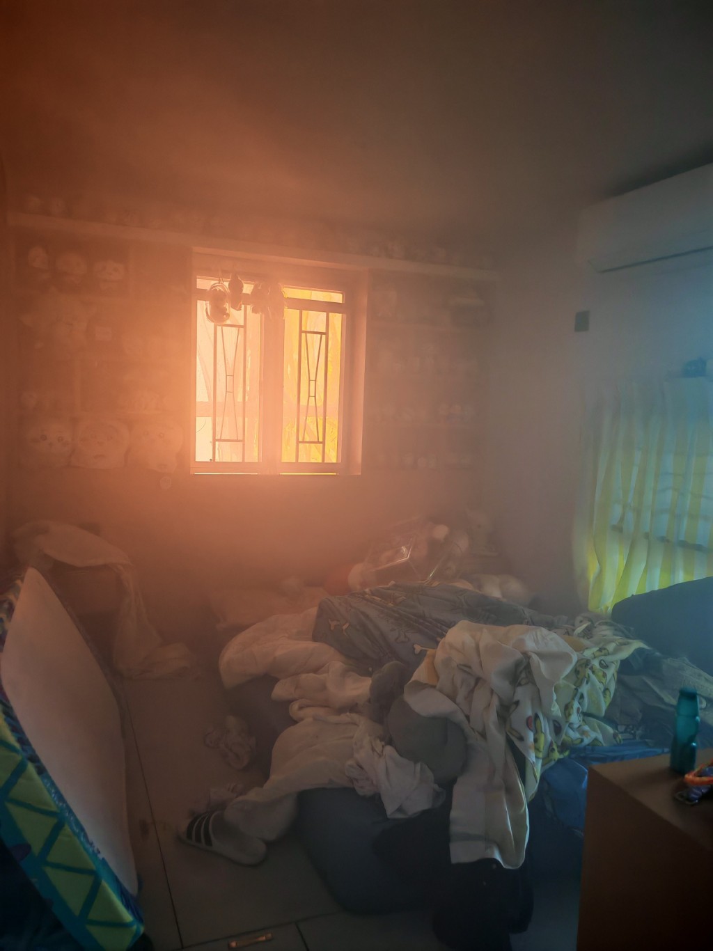 事主形容自己當時被「囚禁在這座名為『家』的煉獄之中」,只能被動等待救援。貼文圖片 事主形容自己當時被「囚禁在這座名為『家』的煉獄之中」,只能被動等待救援。貼文圖片