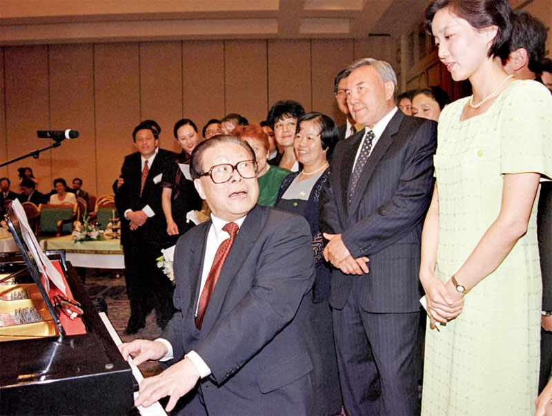 江澤民會彈鋼琴。