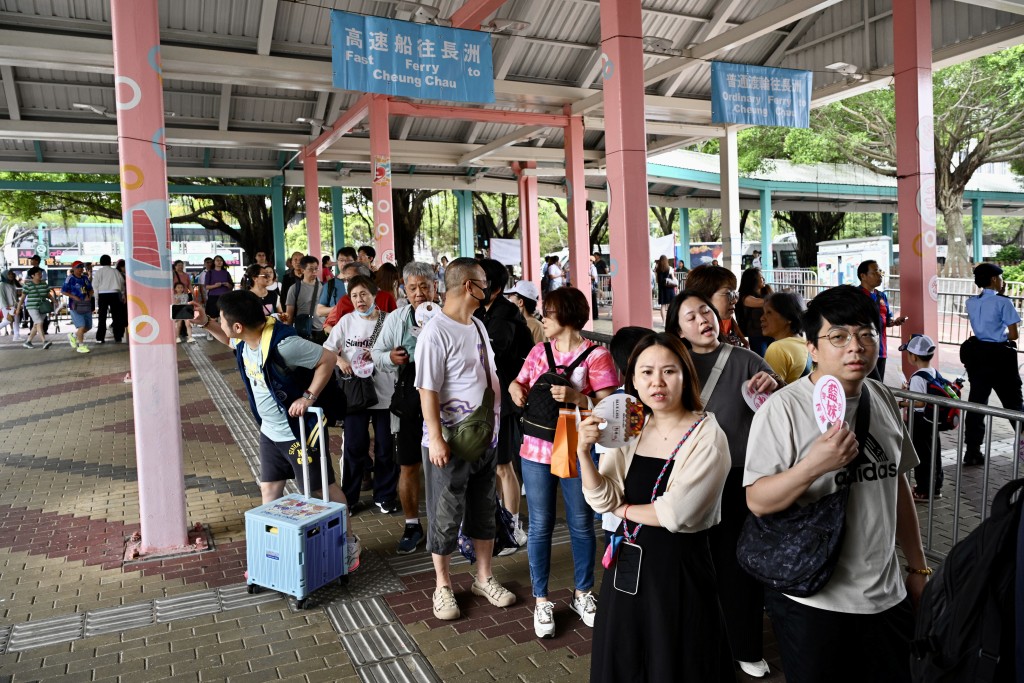 一年一度長洲太平清醮飄色巡遊及搶包山今日(5日)舉行。蘇正謙攝 一年一度長洲太平清醮飄色巡遊及搶包山今日(5日)舉行。蘇正謙攝