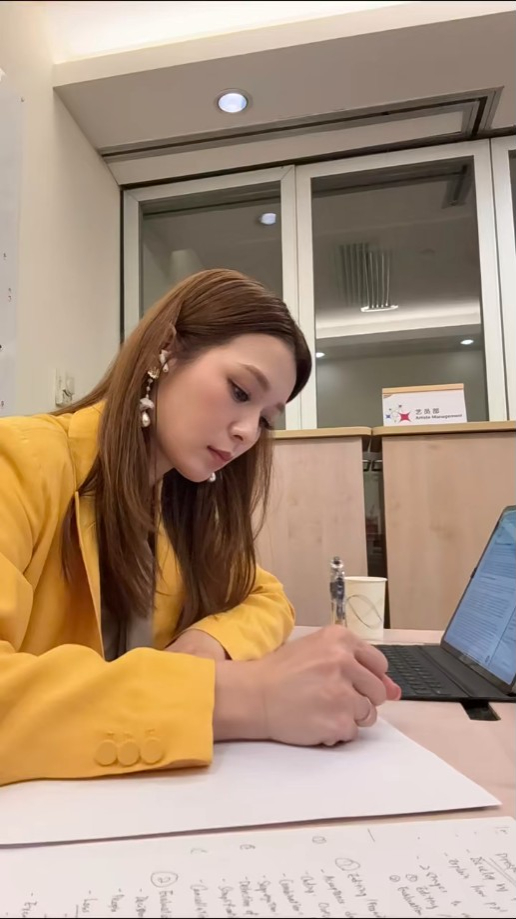 呂慧儀在小紅書上載忙碌生活的影片,以「半工讀的媽媽」為題。 呂慧儀在小紅書上載忙碌生活的影片,以「半工讀的媽媽」為題。
