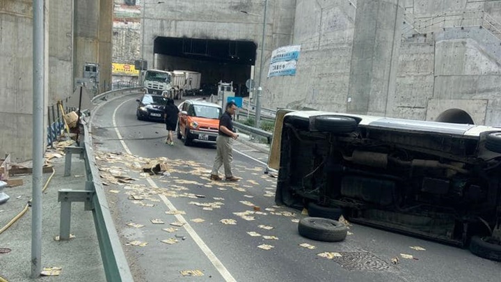 汽車失控撞欄翻側。fb: 馬路的事討論區