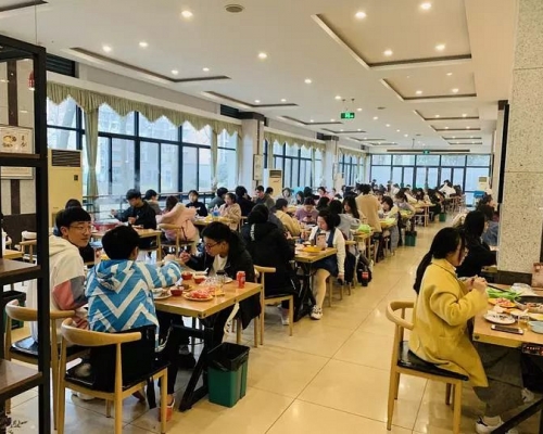 浙江工商大學的飯堂推出「微信步數當錢使」的新福利。網圖