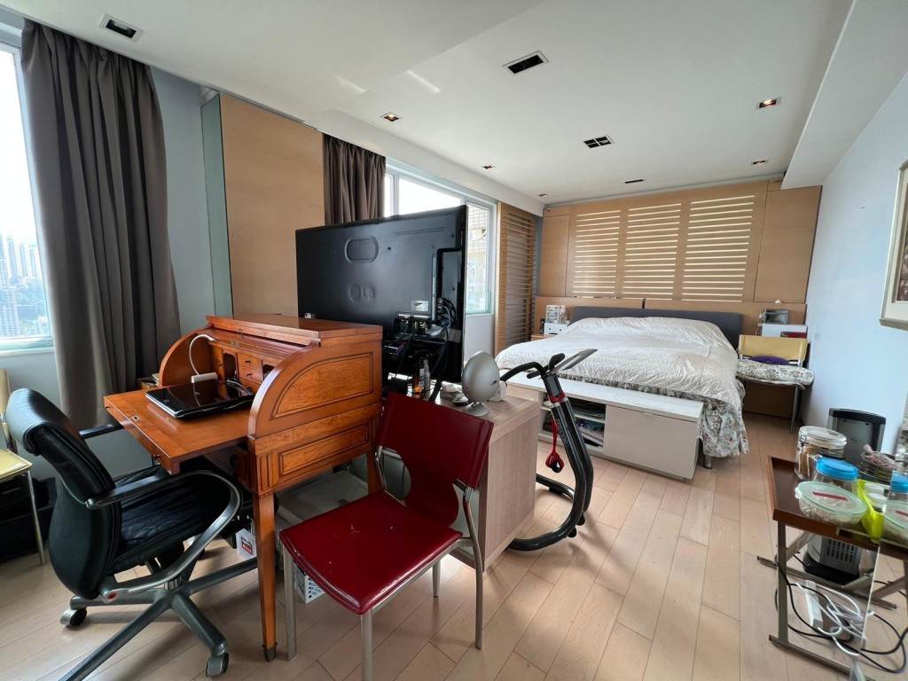 圖中睡房房以木系為主調，營造舒適睡眠空間。
