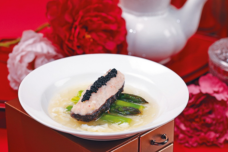 黑魚子百花釀開邊遼參 遼參肉質軟嫩,營養價值高,釀入內含筍粒及馬蹄粒的手打蝦膠,再綴以法國黑魚子。