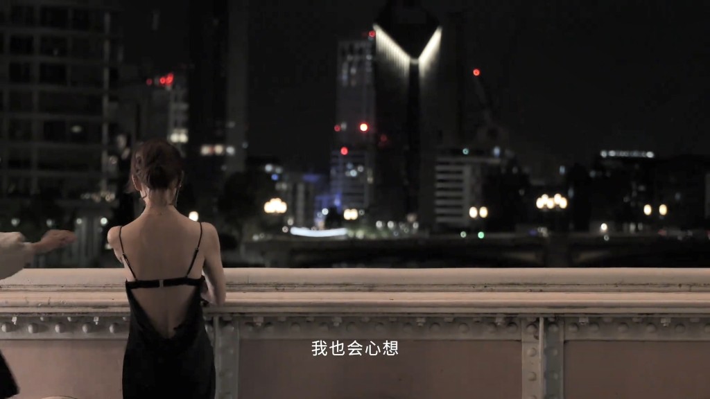 張曼玉大晒玉背。 張曼玉大晒玉背。
