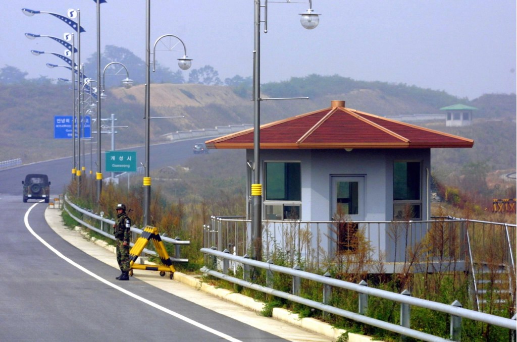 京义线道路。（新华社）