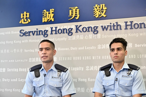 巴基斯坦籍兄弟施志深（左）和何沙文2月正式加入警队，齐心守护香港。政府新闻网