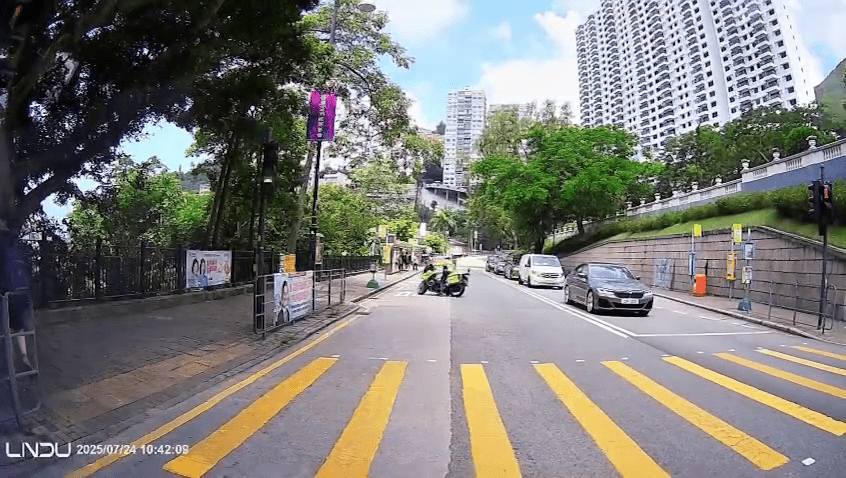 對面線交通警看不過眼,隨即調頭。 對面線交通警看不過眼,隨即調頭。