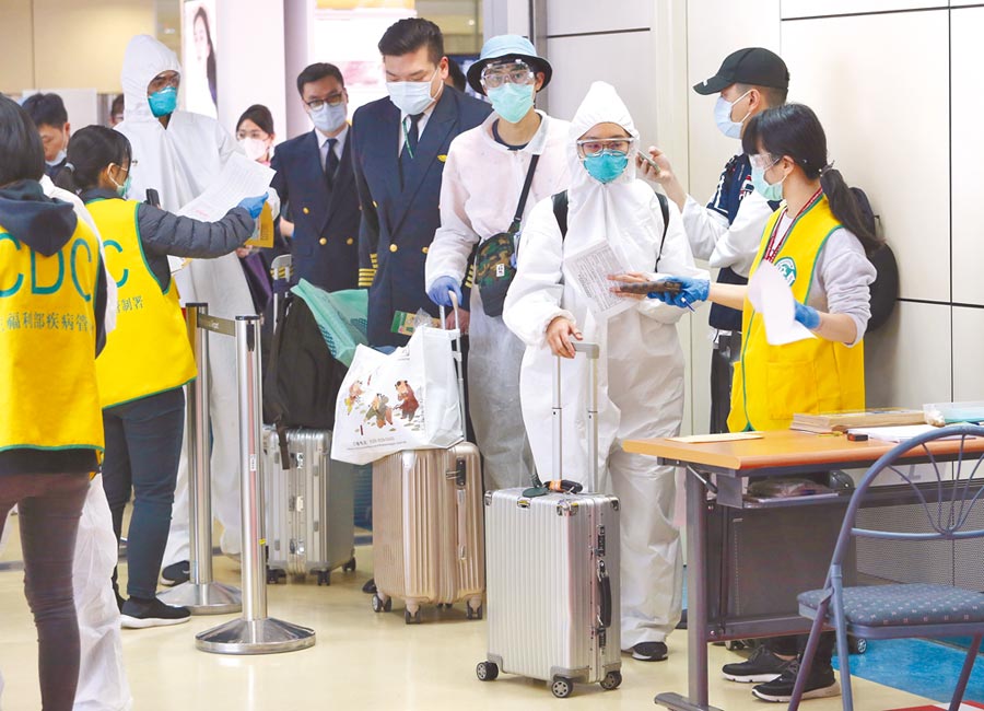 大批旅客從海外趕回台灣。網上圖片