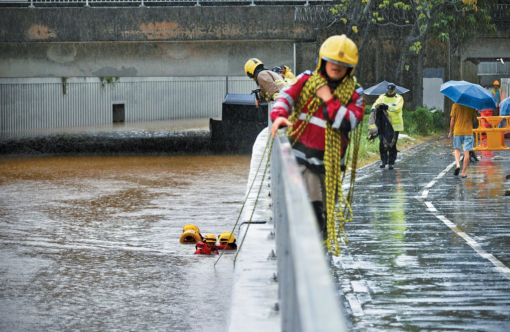 世紀黑雨預告極端天氣將成常態，救援團體認為要加強社區防災韌性。
