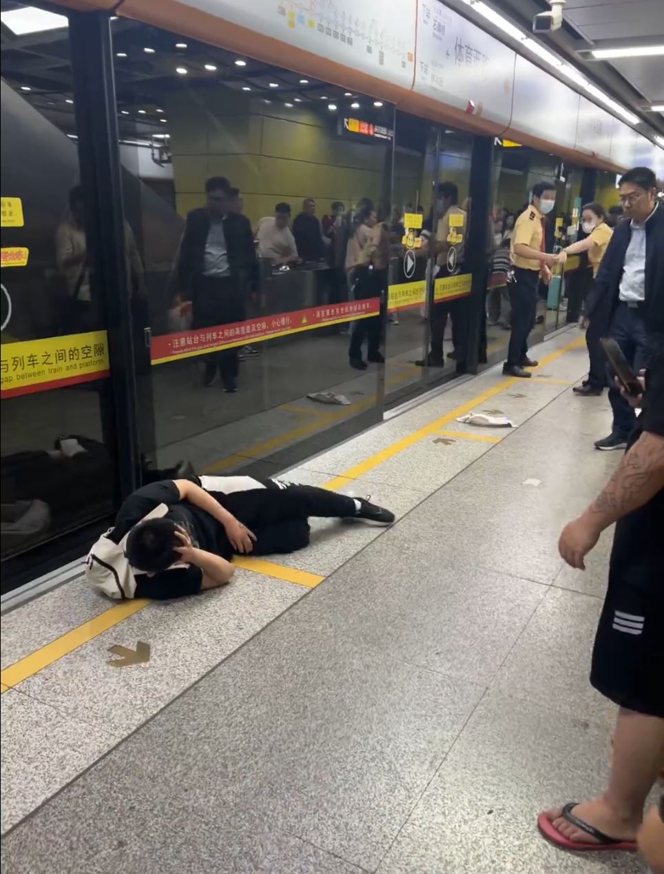 广州地铁在车厢内乱喷辣椒水的男子，事后倒卧在月台上。