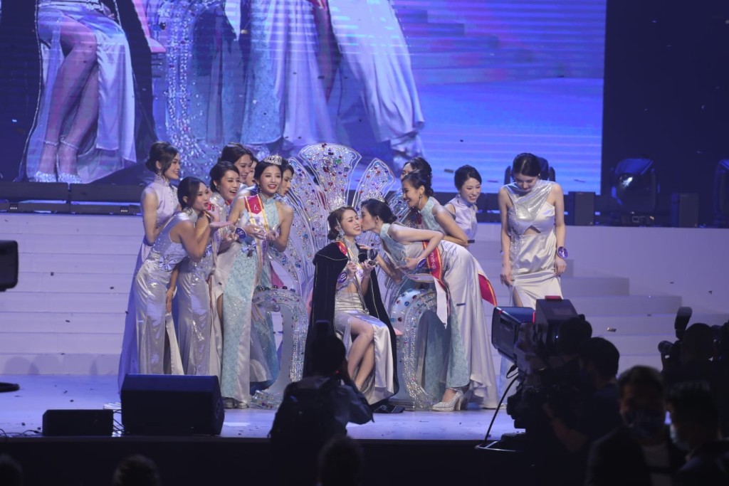 公佈冠亞季名單後，張玥(右一)並未上前祝賀。