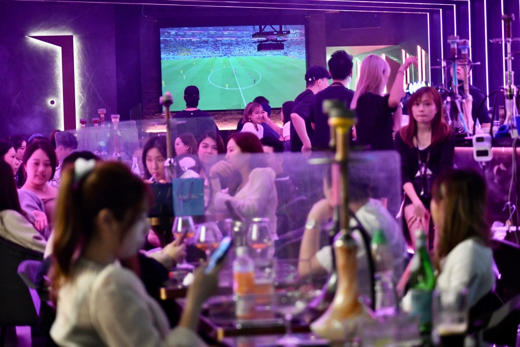 尖沙嘴酒吧吸引不少人观看世界杯赛事。