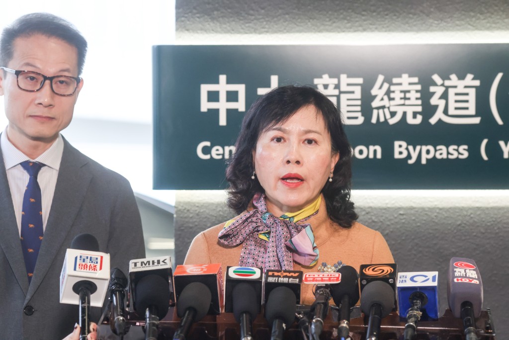 运输及物流局局长陈美宝（右）视察中九龙绕道(油麻地段)通车后首个工作天交通情况后会见传媒。何家豪摄