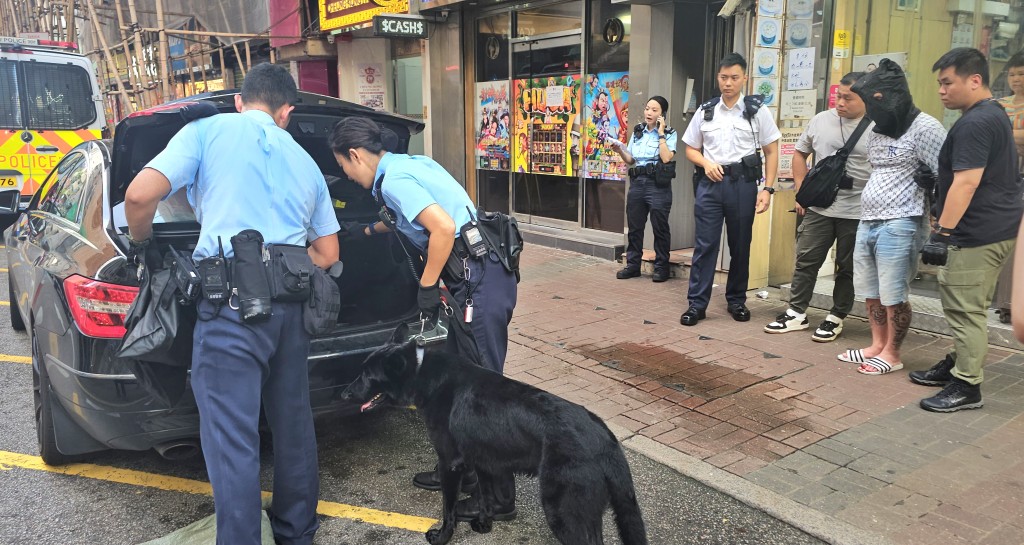 警员及警犬在场搜车。徐裕民摄