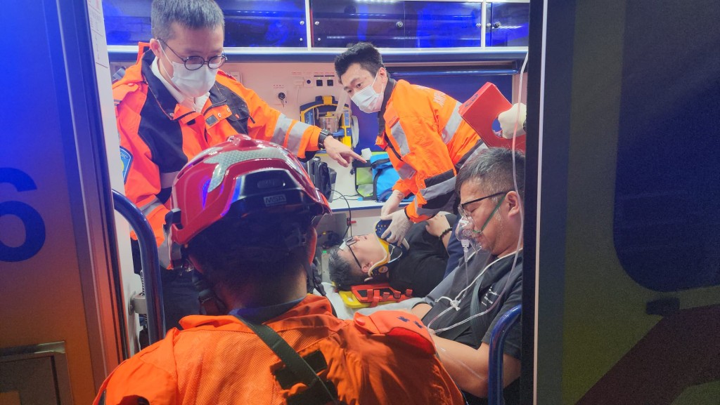 部分傷者被送上救護車。黎志偉攝