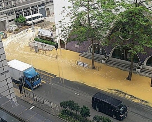 窩打老道爆水管。網民陳一鋒圖片