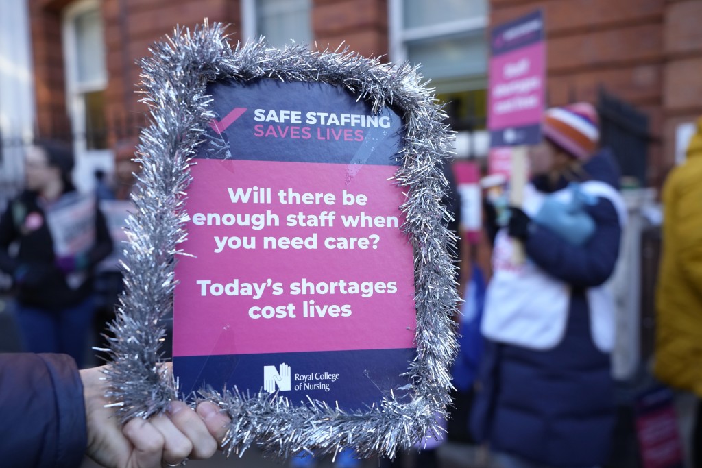 罷工的護士站在倫敦大奧蒙德街醫院外舉牌示威。AP