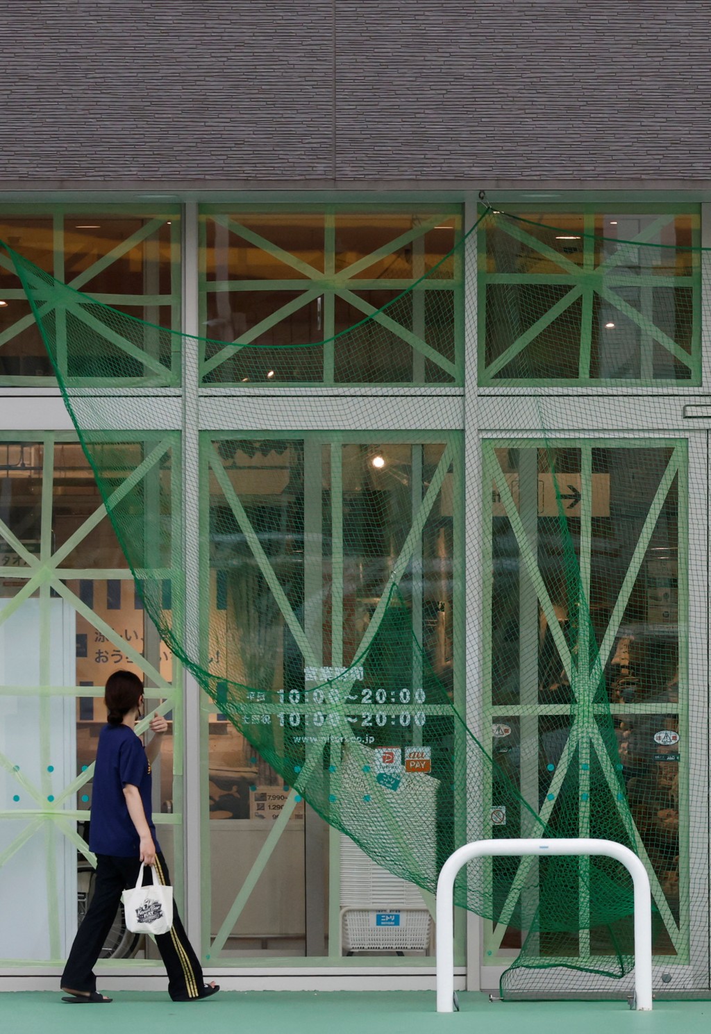 超强台风巴威|石垣市商店玻璃幕墙贴胶布,再加防风网。 路透社 超强台风巴威|石垣市商店玻璃幕墙贴胶布,再加防风网。 路透社