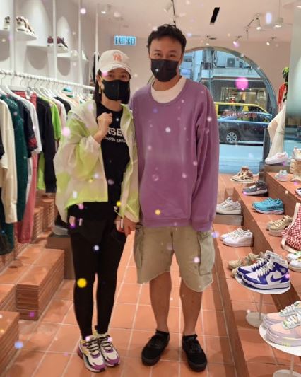 起初Eason拒絕網友合照要求，但傾得投契最終答允。