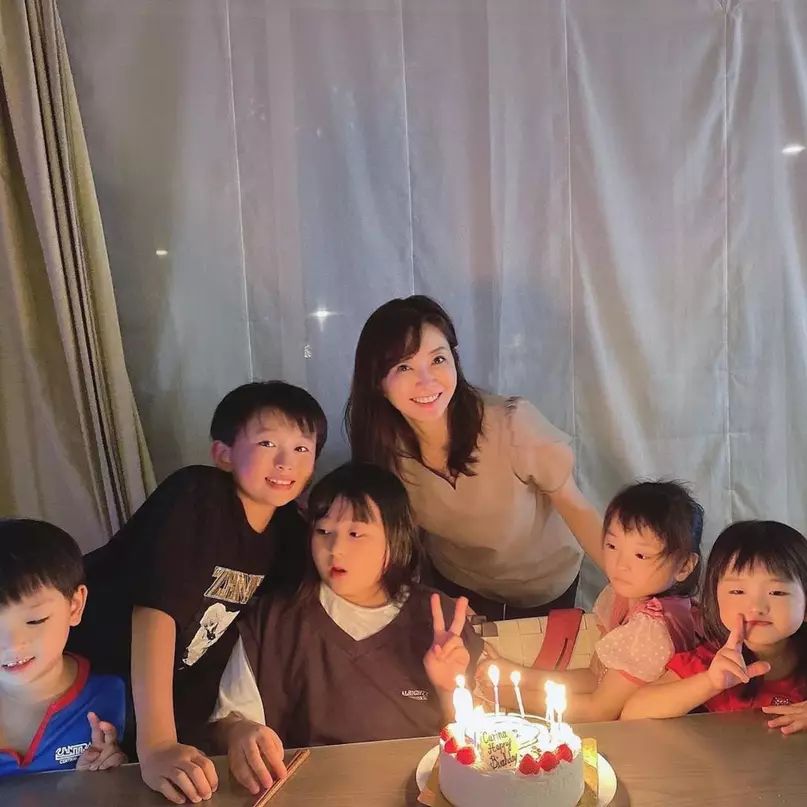 椋名凜在2011及2012年先後誕下長子和長女，2015年再添龍鳳胎，及至2017年再添一女。