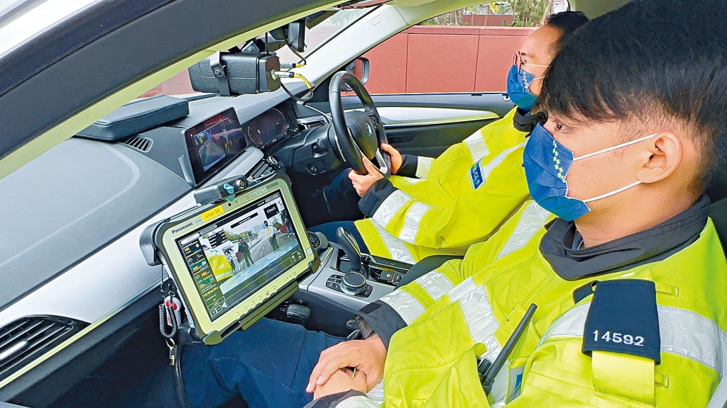 警員於隱形戰車上利用儀器進行錄影及偵速。