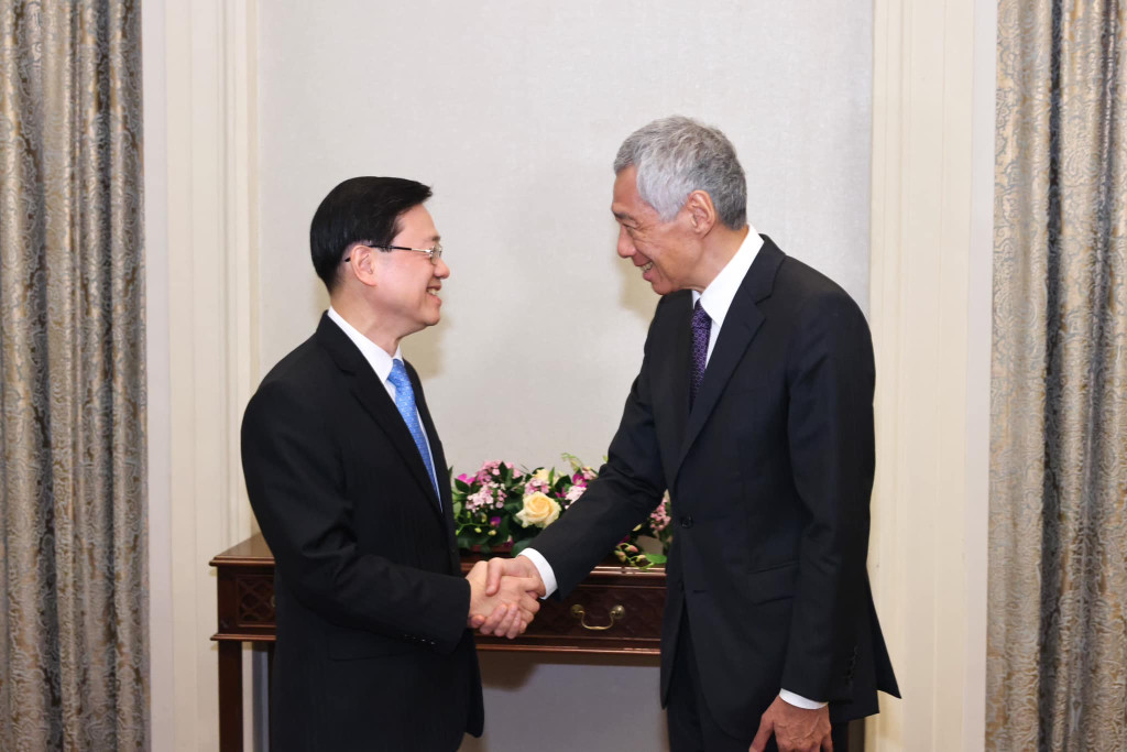 李家超出访东盟3国，首站到新加坡与总理李显龙会面。