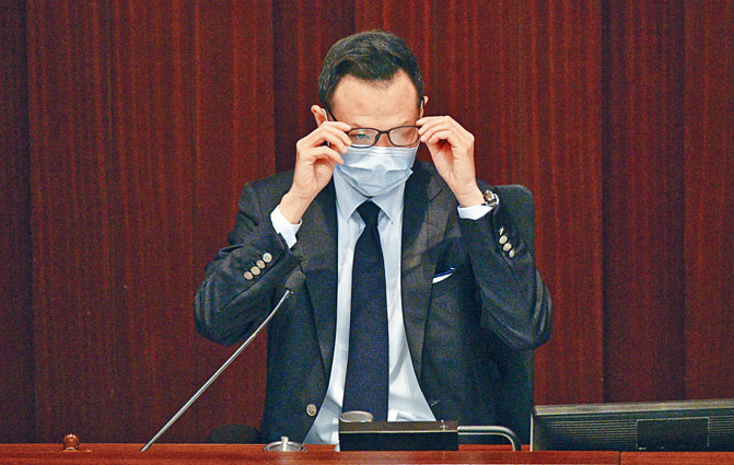 ■立法会内务委员会经历半年共十六次会议，至今仍未选出正、副主席，主持会议的郭荣铿备受批评。