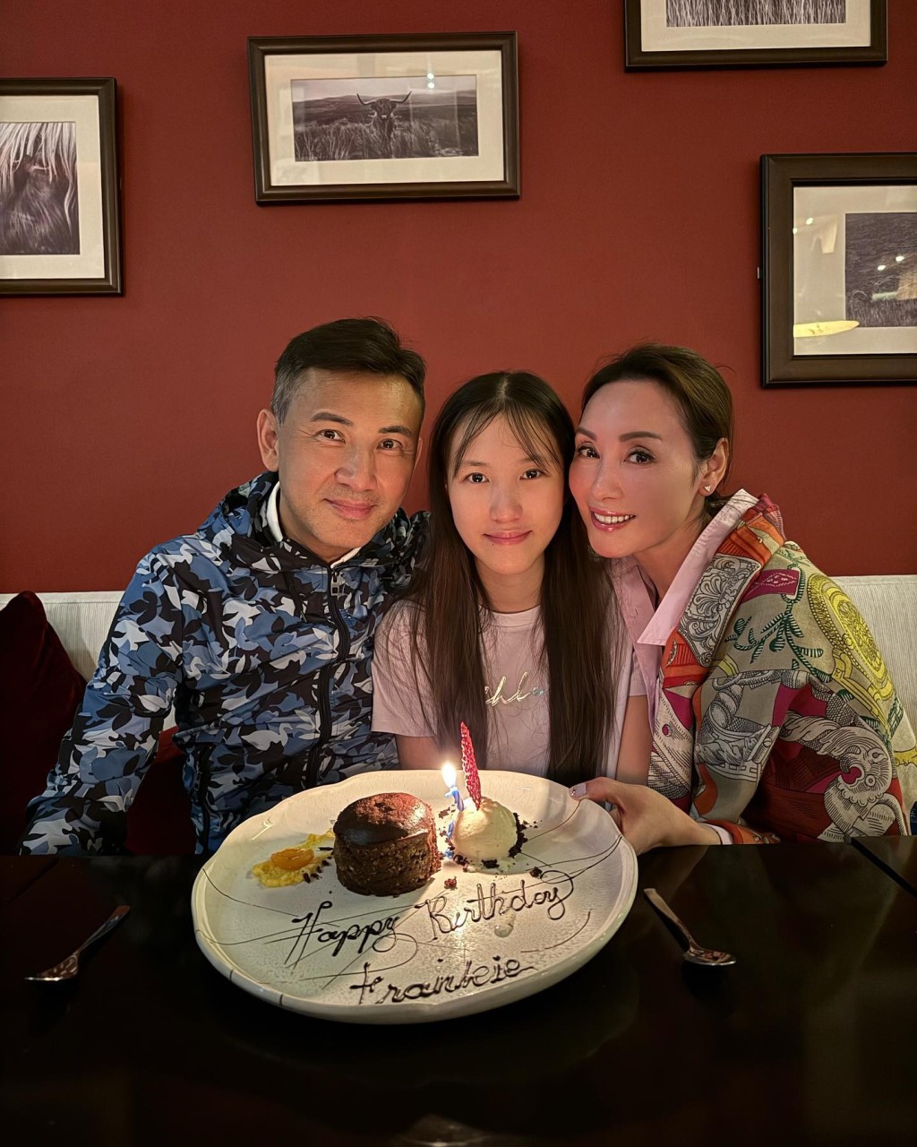 林文龙上月生日，一家人开心庆祝。