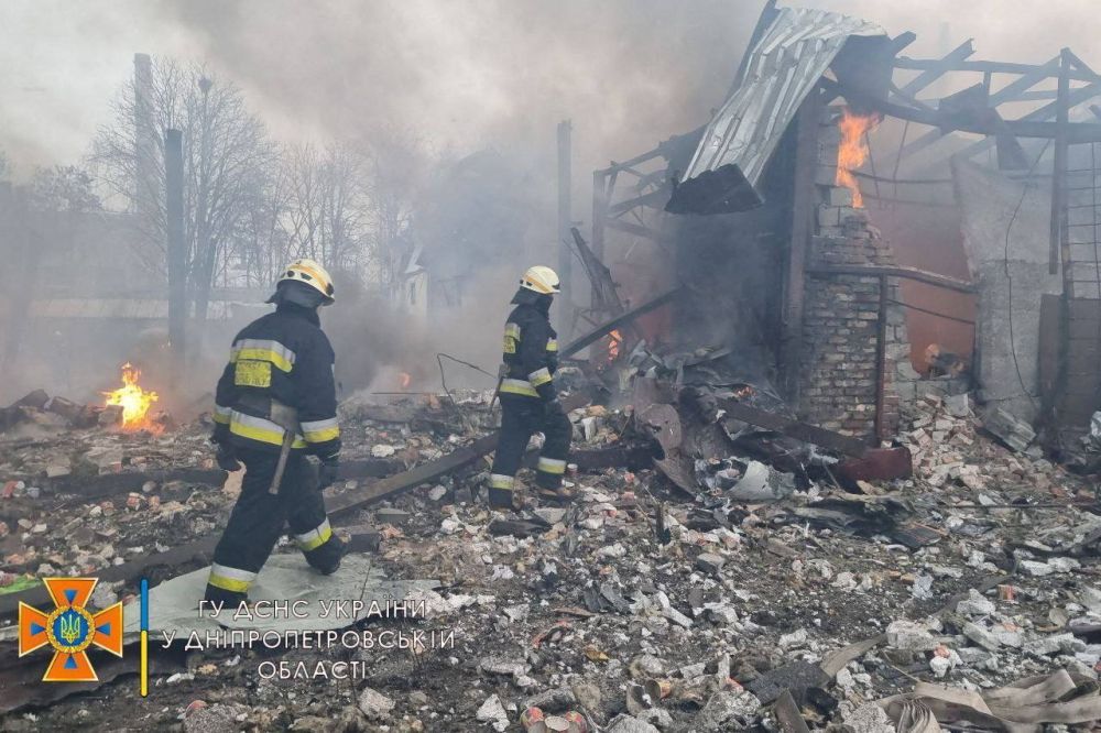 中部大城第聶伯羅受襲後，有建築物被毀起火。AP圖
