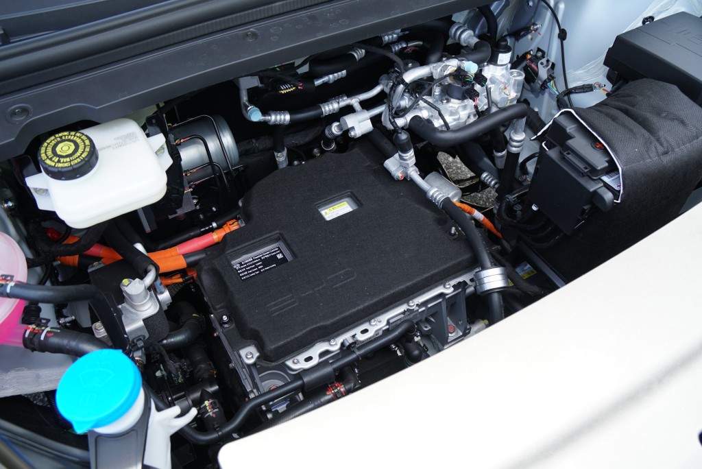 2024款比亞迪BYD Atto 3動力內涵不變，旗艦車型搭載60.48 kWh刀片電池與永磁同步前置馬達，擁有204ps馬力和310Nm扭力。