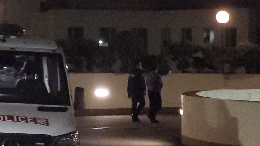 警方派員到場，找到該名可疑男，並將他帶走。黎志偉攝