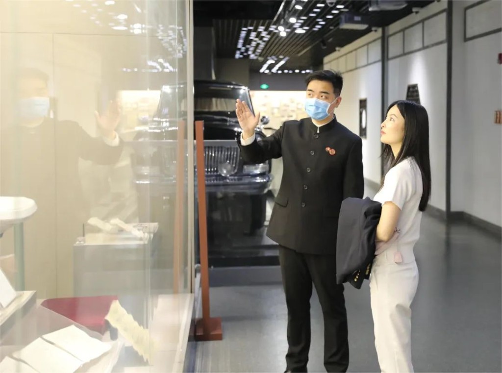 陳曉丹在紀念館內參觀陳雲生平業績基本陳列展、陳雲文物展。