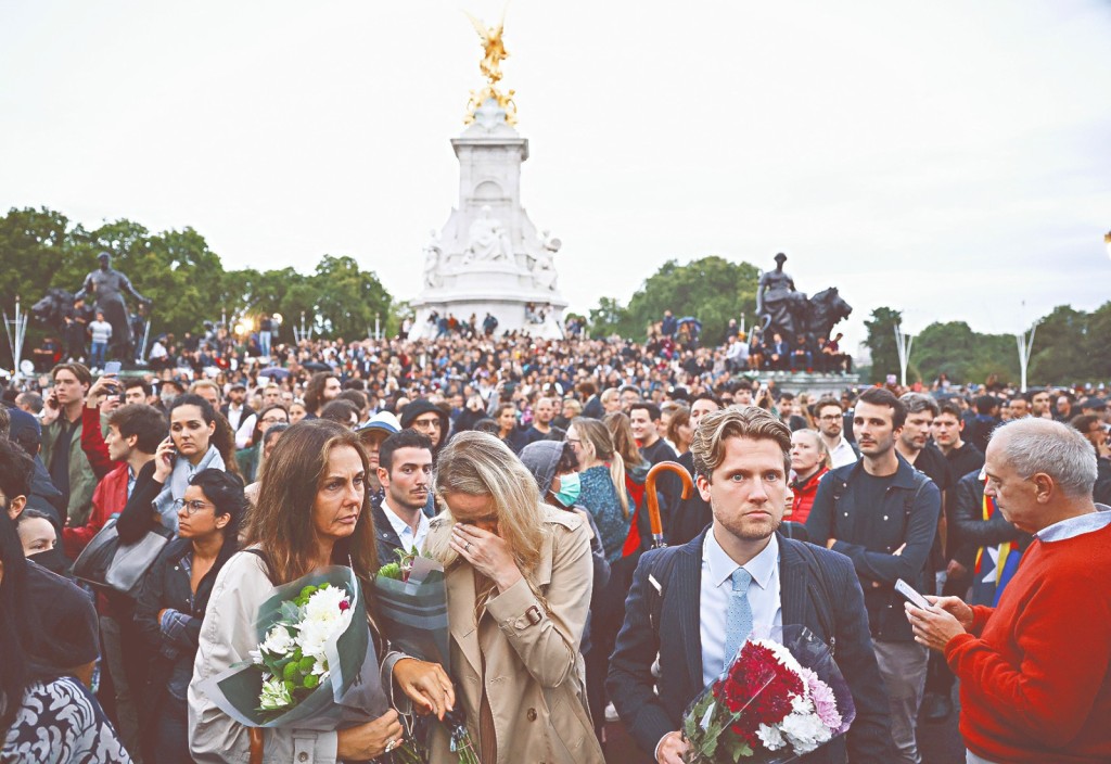 人群在白金汉宫门前聚集哀悼女皇，当中更有人不禁饮泣。