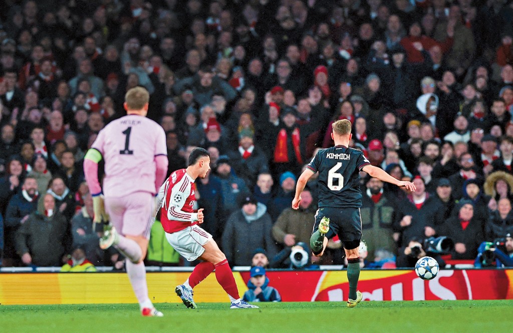 加比爾馬天尼利(中)把握紐亞(左)出迎失誤入球。