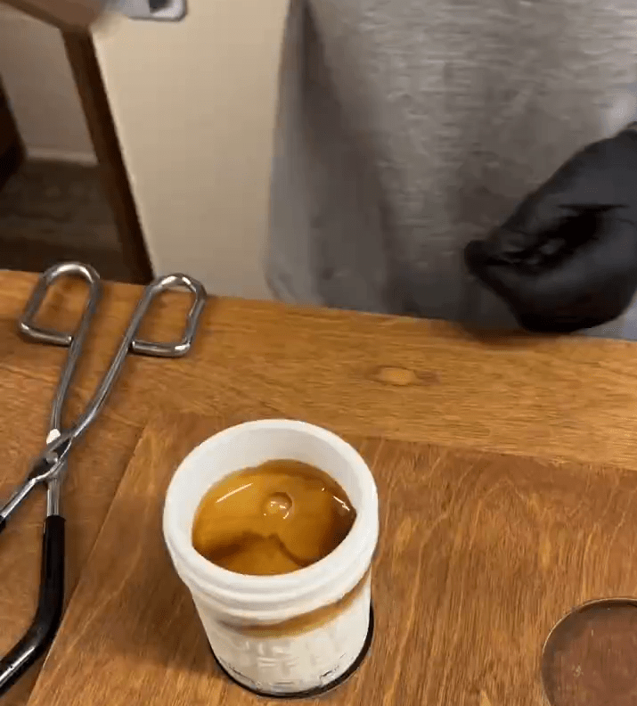 店員從雪櫃拿出杯子須要用夾子。 店員從雪櫃拿出杯子須要用夾子。