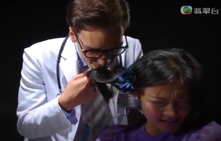 劇中鍾煒喬奉旨非禮女演員。