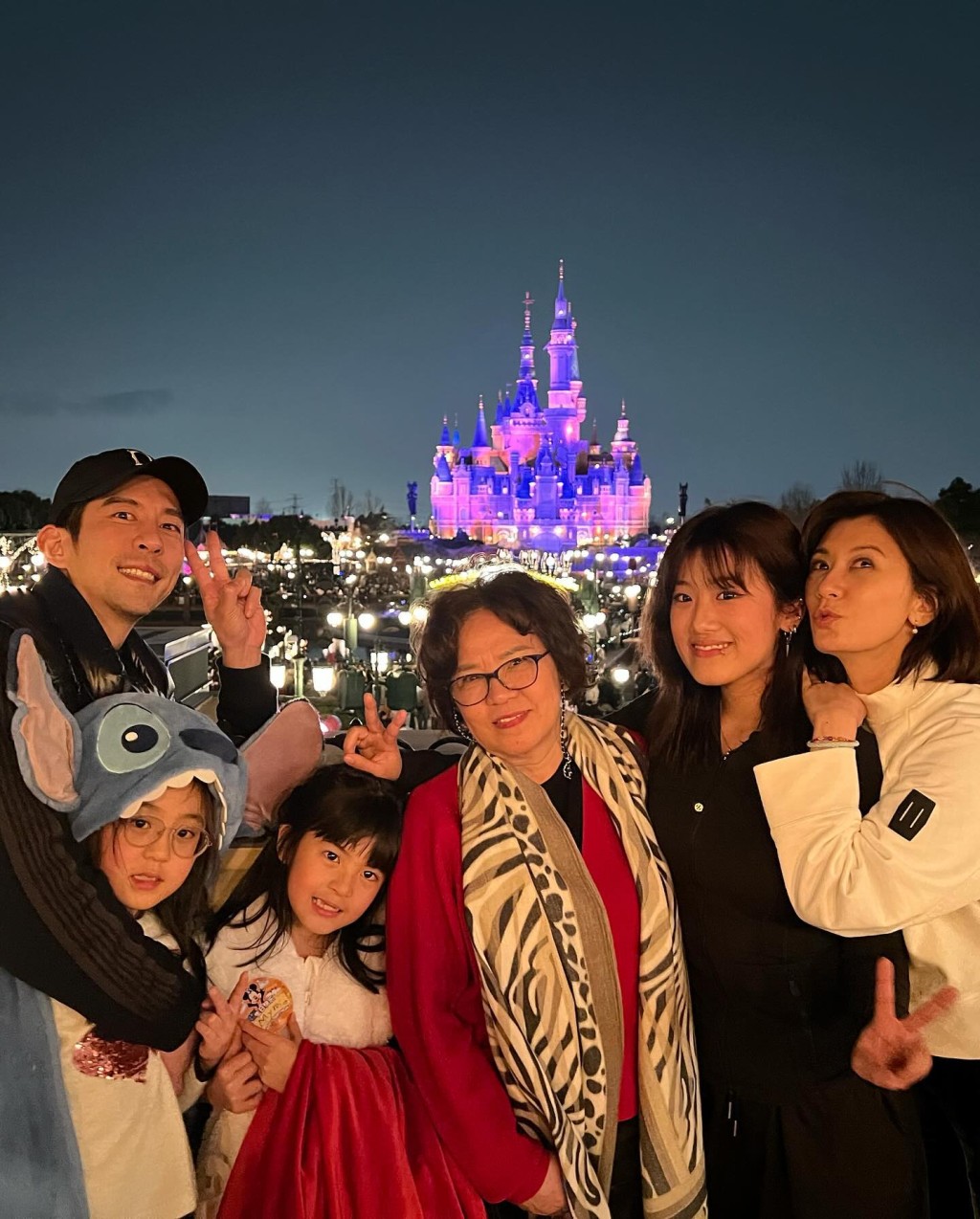 贾静雯一家人在上海庆祝。
