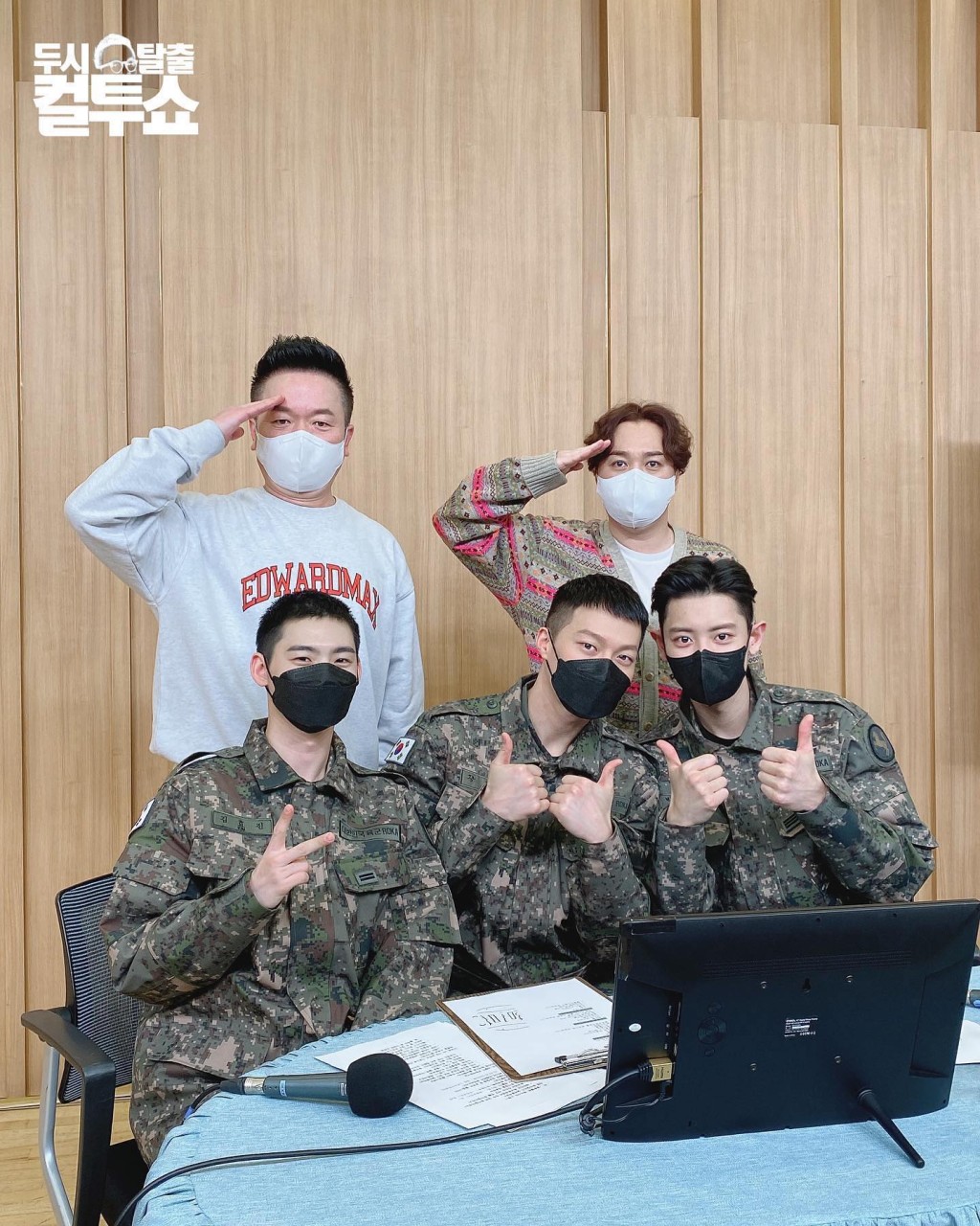 張基龍與燦烈、曉珍齊為他們演出的陸軍音樂劇上廣播節目宣傳。