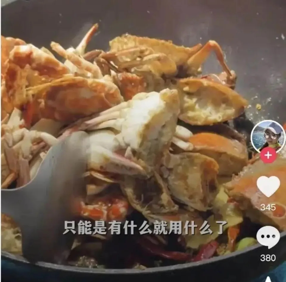 煮海鮮是栗子的無人島生活日常。 煮海鮮是栗子的無人島生活日常。