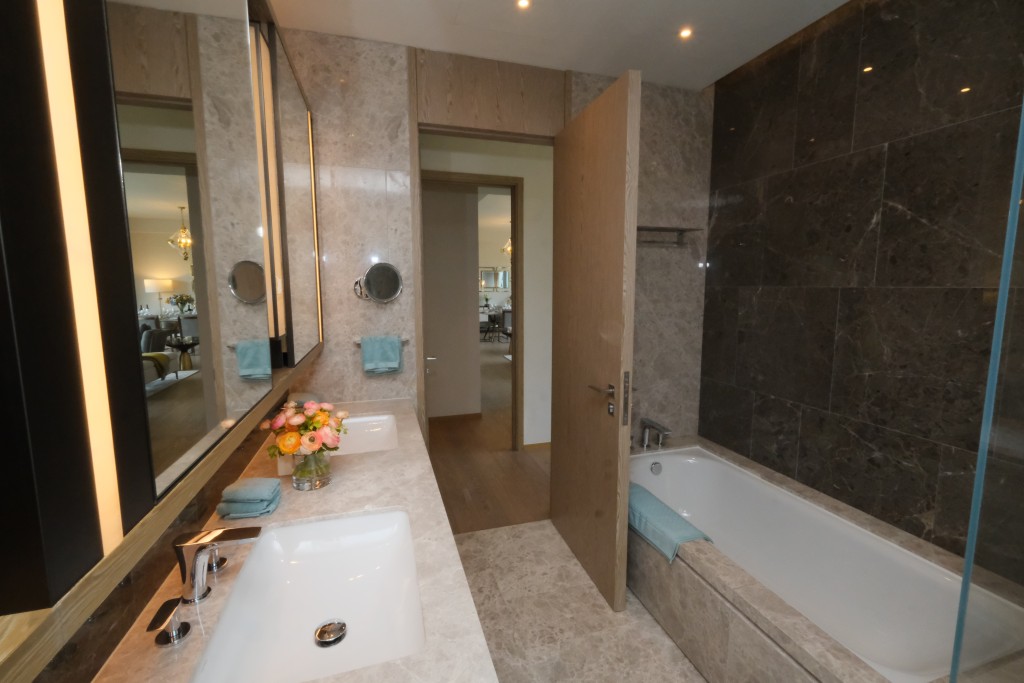 浴室設浴缸及獨立淋浴間，隨住戶需要選擇入浴方式。