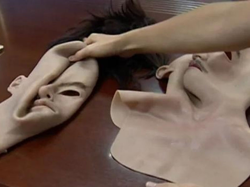 警方繳獲一批硅膠面具和假髮等作案工具。(網圖)
