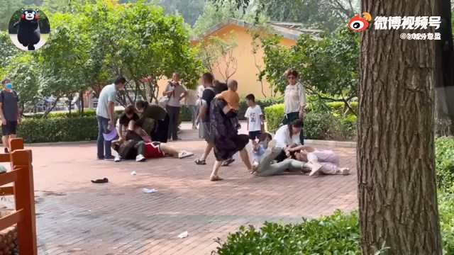 一名抱着孩童的大媽加入戰團。微博片段