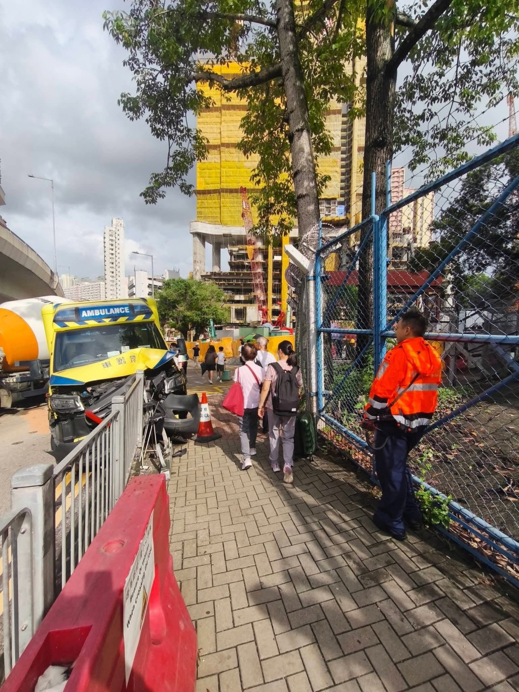 救護車車頭撞毀。網上圖片 救護車車頭撞毀。網上圖片