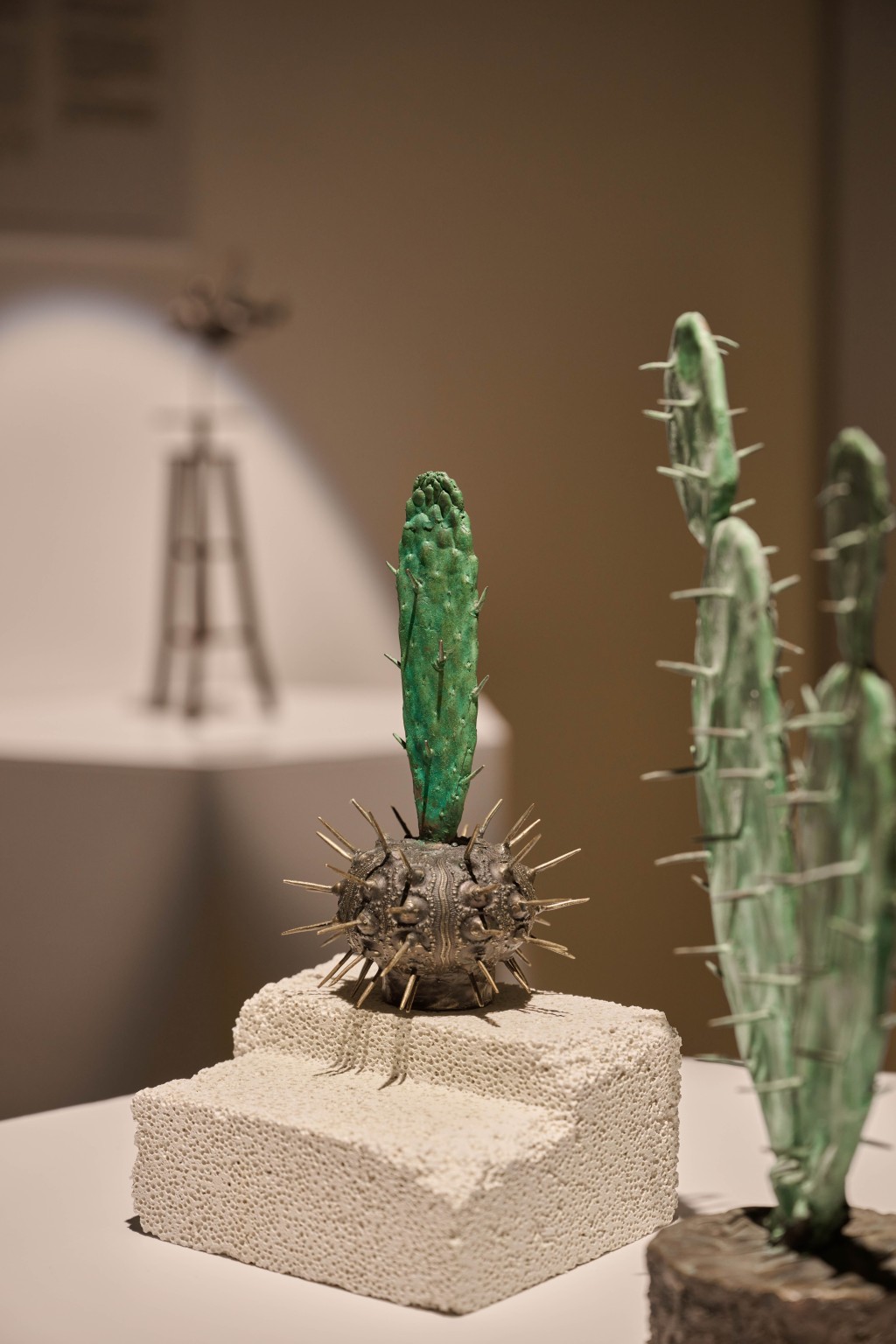 《綠茵隨想》是廖榮想2018年的作品，結合仙人掌與海膽，寓意海陸生物合一，而當中的尖刺形態亦突破傳統的鑄造工藝。