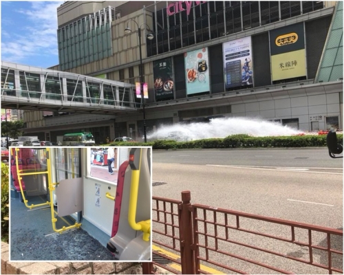 小圖:雙層巴士車窗損毀嚴重。